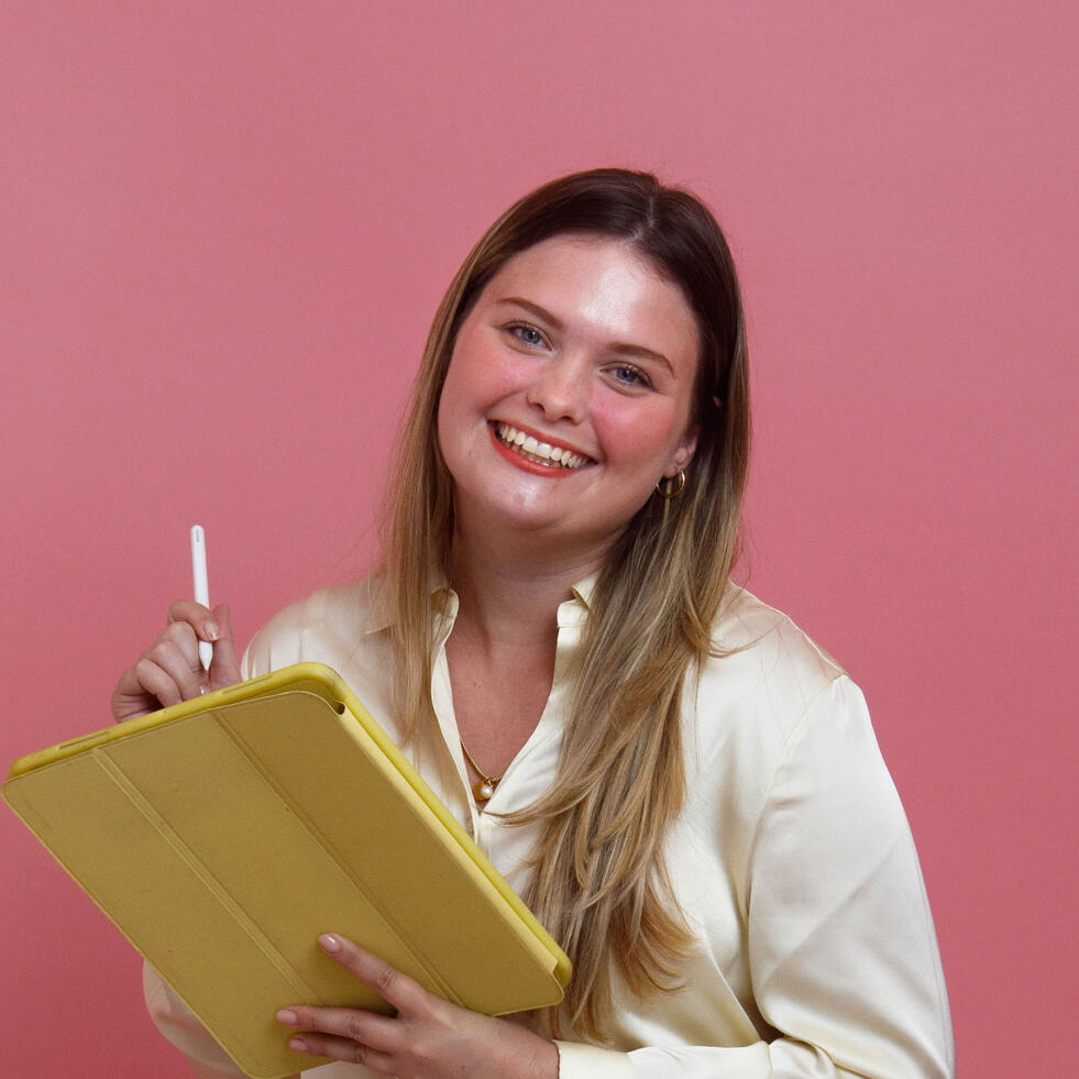 PC: Natalia Betancur Photo of Amanda Morrow holding iPad